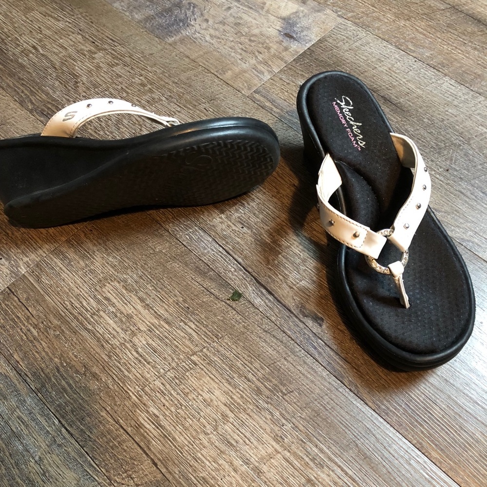 Woman’s sketchers size 7